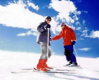Отдых на горнолыжных курортах России и рекомендации по выбору экипировки для лыжников